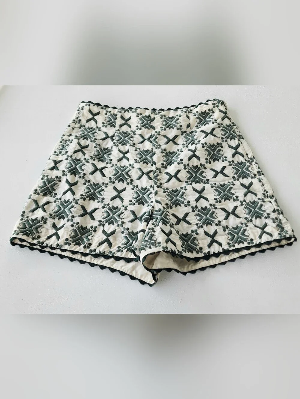 Zara Cream and Black Patterned Scallop-Hem Shorts - Picture 2 of 8